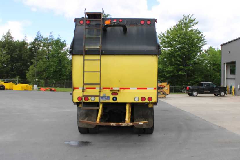 2005 Autocar Heil Front Loader — photo 7