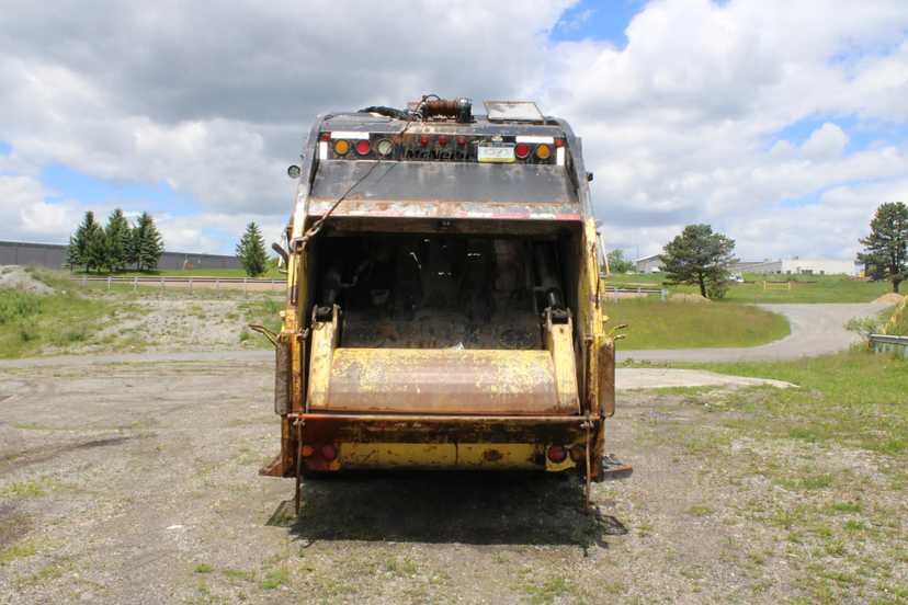 2008 Peterbilt McNeilus Rear Loader — photo 6