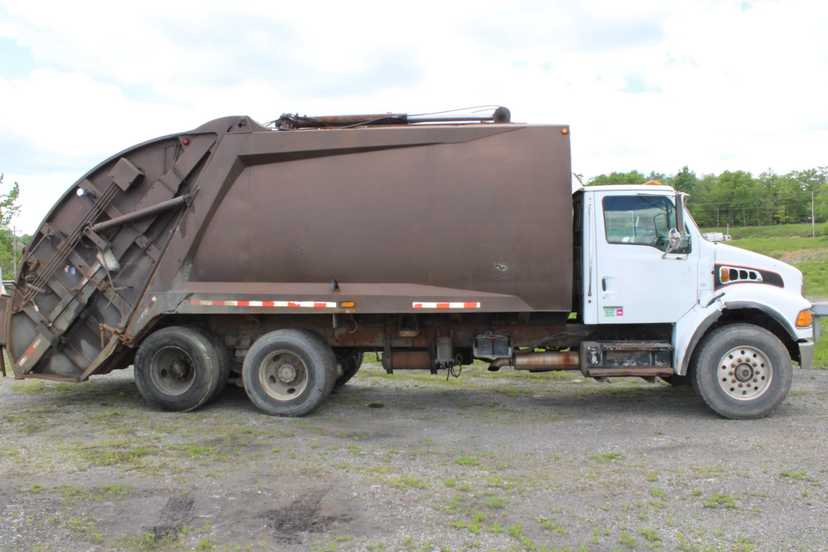 2005 Sterling McNeilus Rear Loader — photo 4