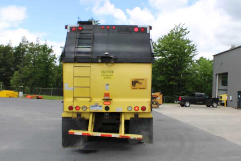 2006 Autocar Heil Front Loader — photo 6
