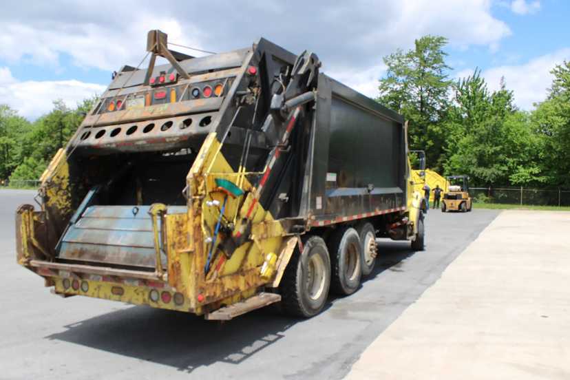 2009 Freightliner Heil Rear Loader — photo 4