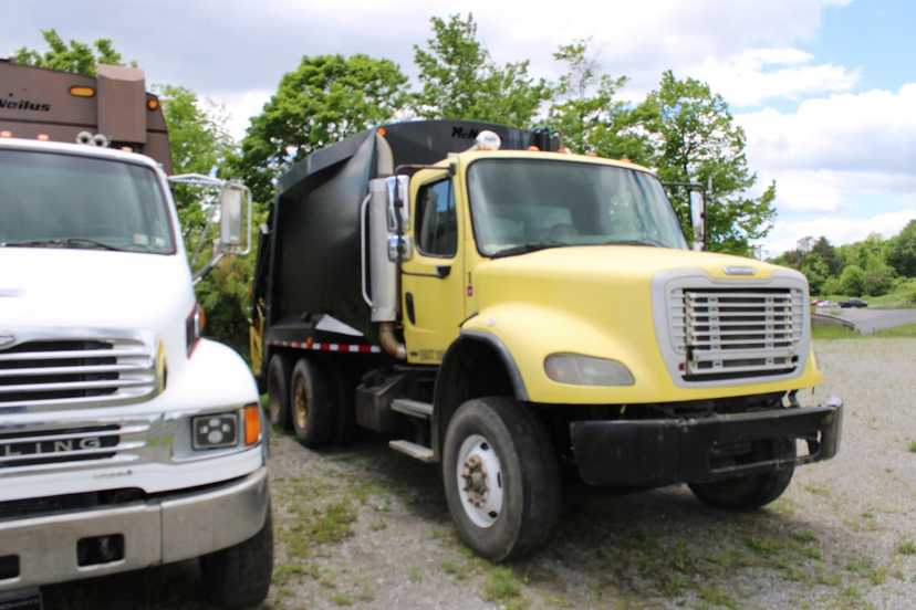 2007 Freightliner McNeilus Rear Loader — photo 2