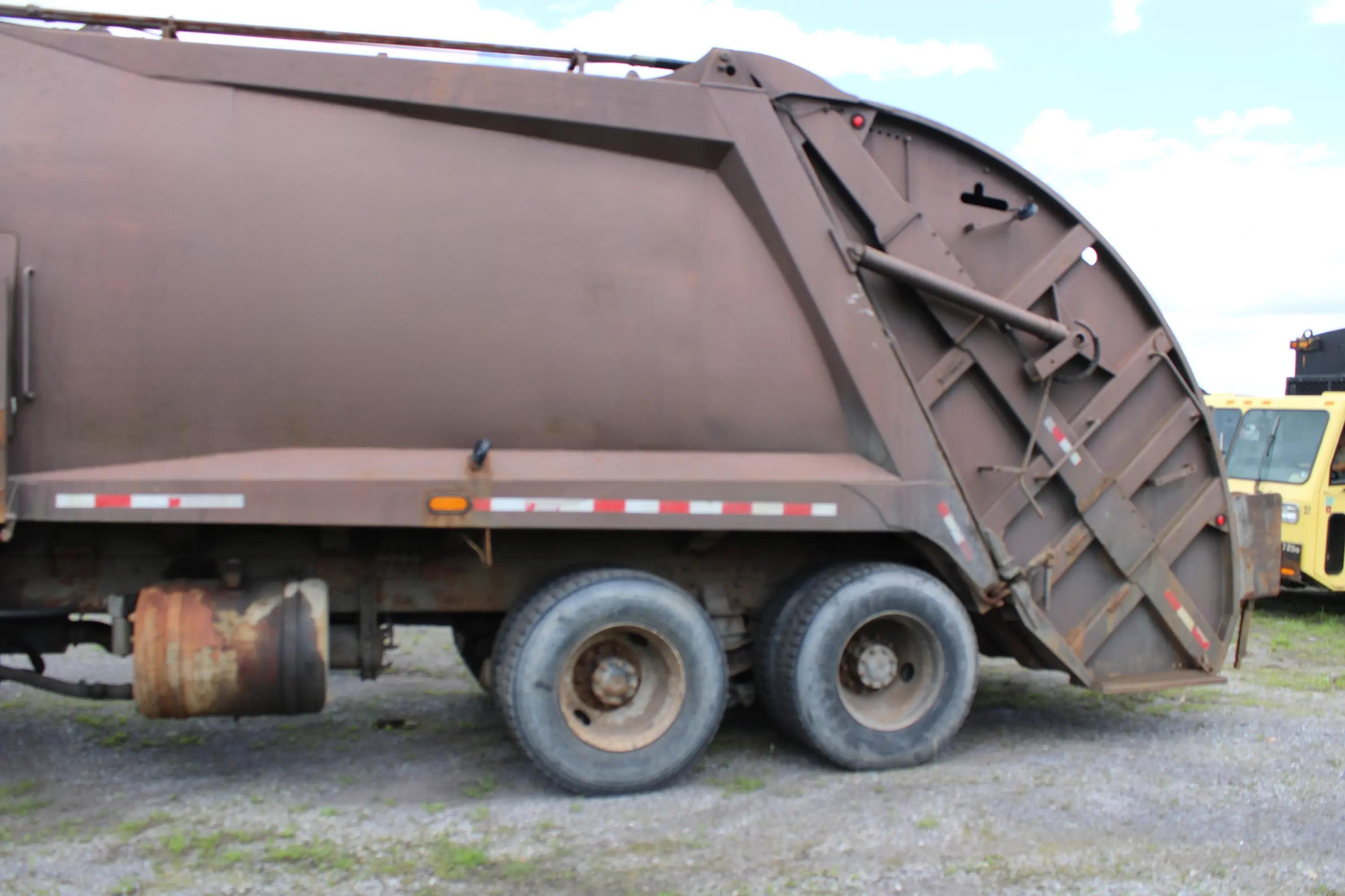 2005 Sterling McNeilus Rear Loader - image 9