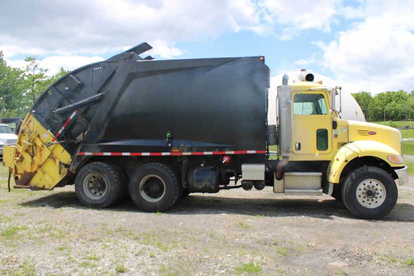 2008 Peterbilt McNeilus Rear Loader — photo 4