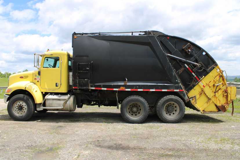 2008 Peterbilt McNeilus Rear Loader — photo 8