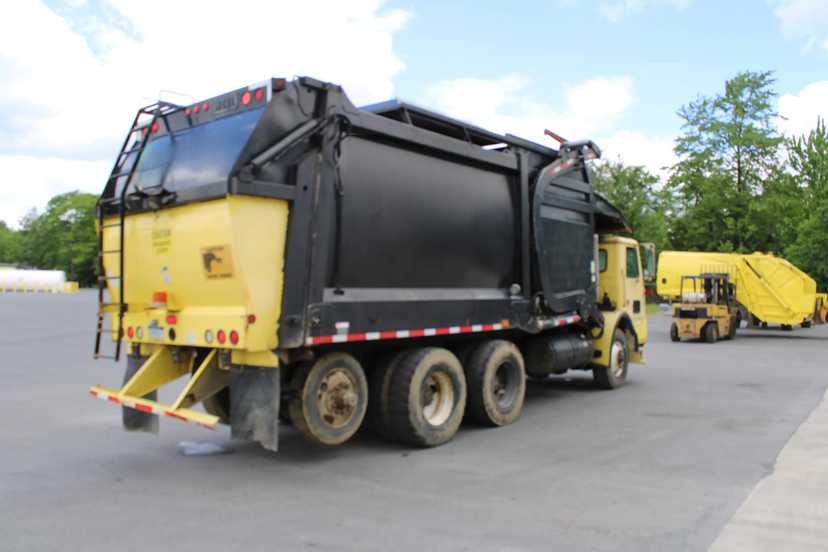 2006 Autocar Heil Front Loader — photo 5