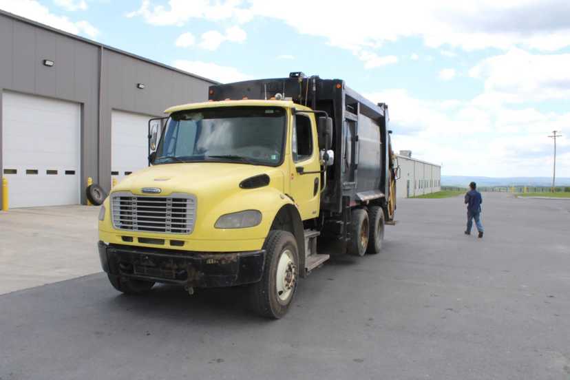 2009 Freightliner Heil Rear Loader — photo 2