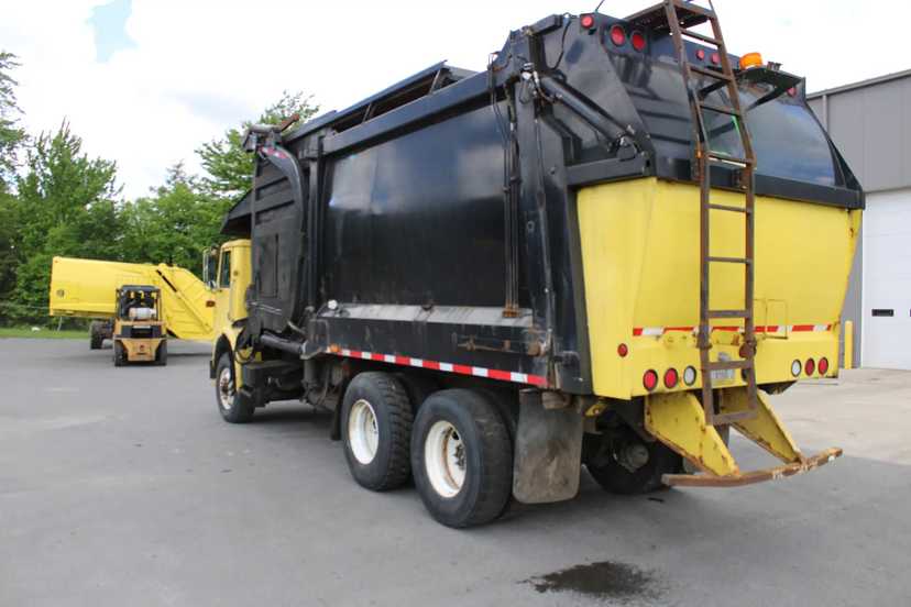 2005 Autocar Heil Front Loader — photo 8