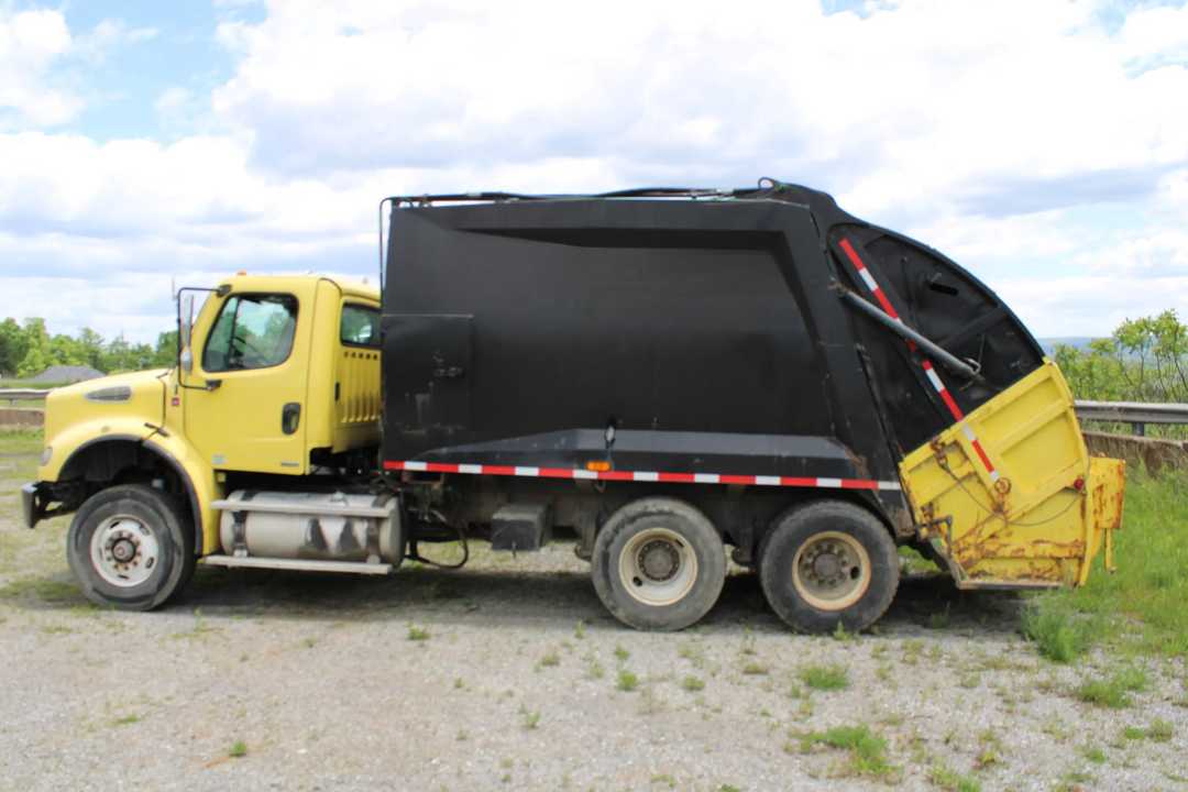 2007 Freightliner McNeilus Rear Loader