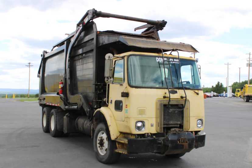 2005 Autocar Heil Front Loader — photo 4