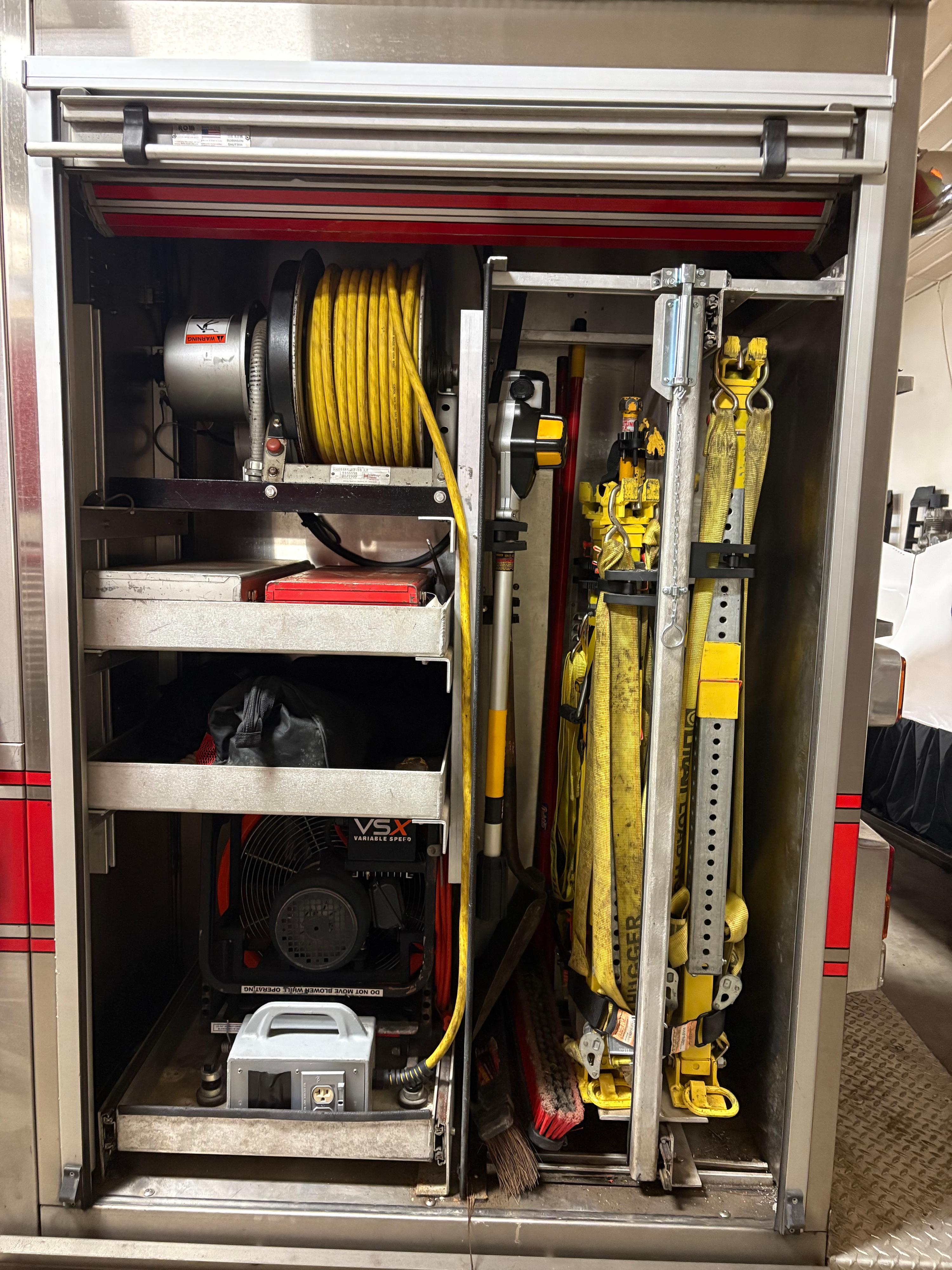 2005 Sutphen pumper - image 10