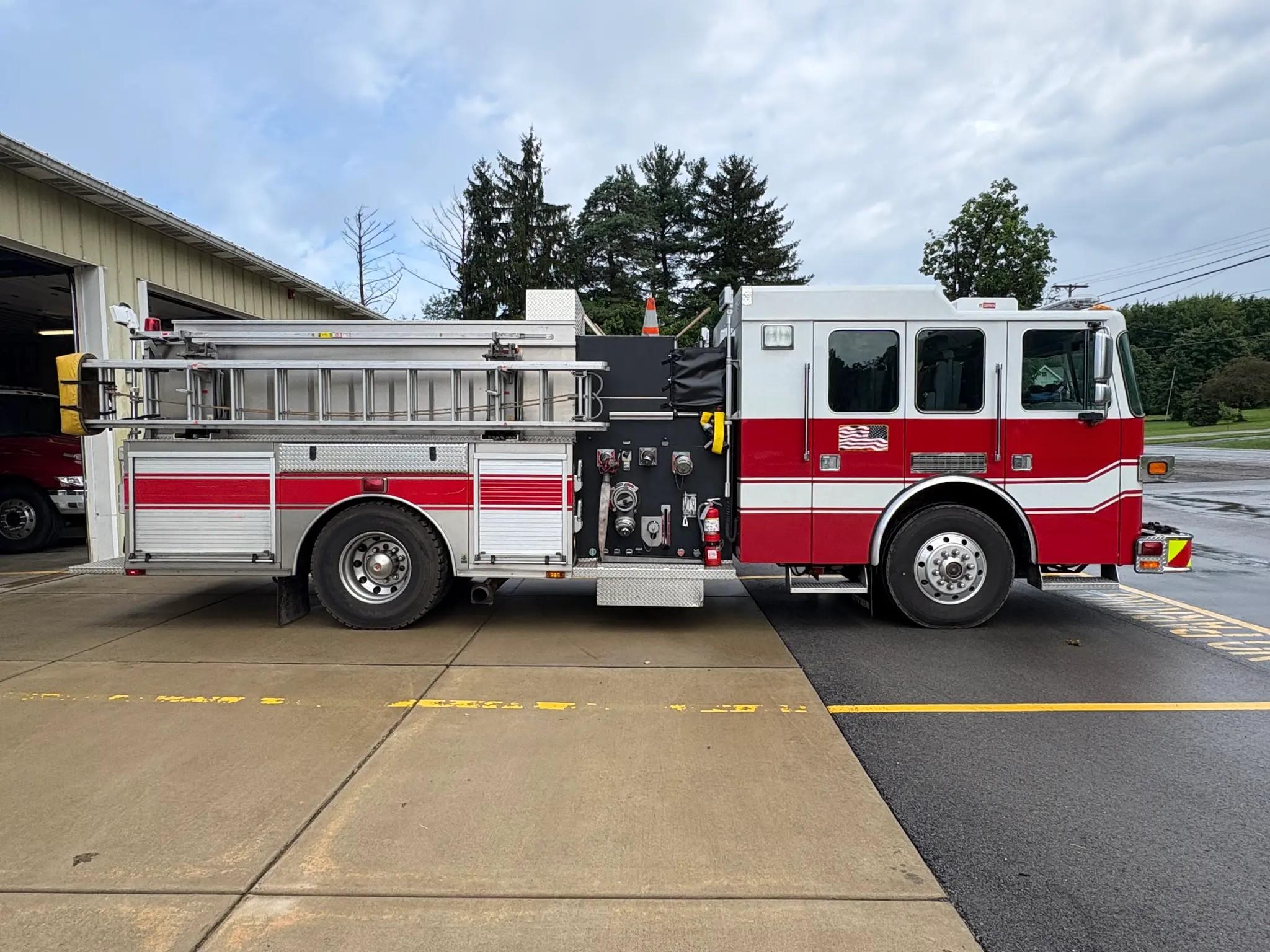 2005 Sutphen pumper - image 6
