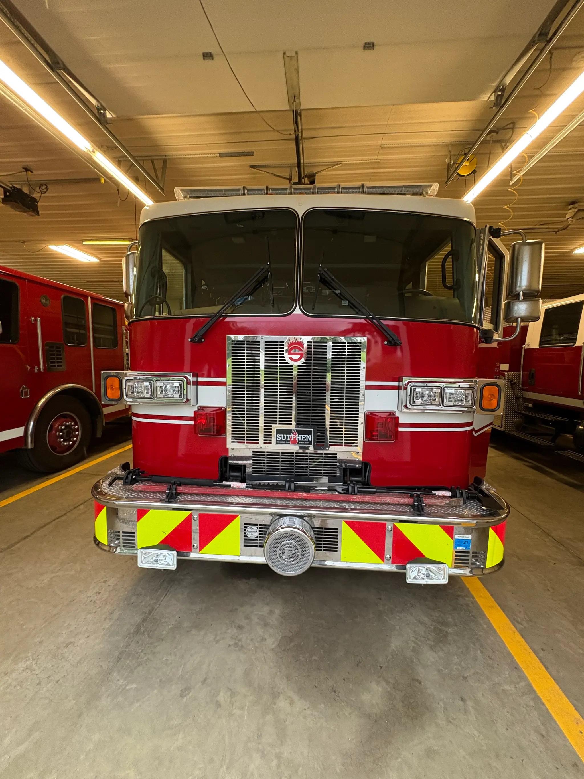 2005 Sutphen pumper - image 3