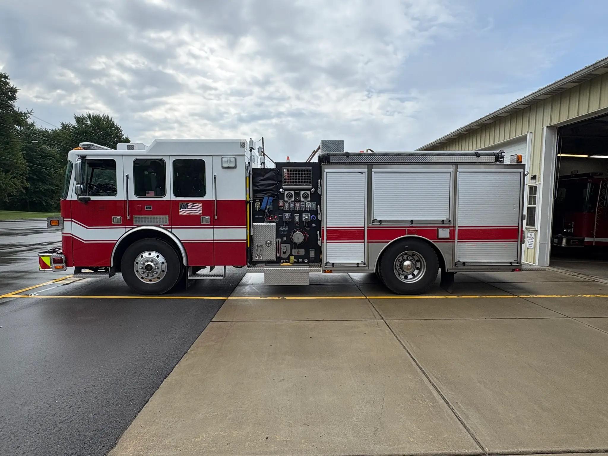 2005 Sutphen pumper - image 5