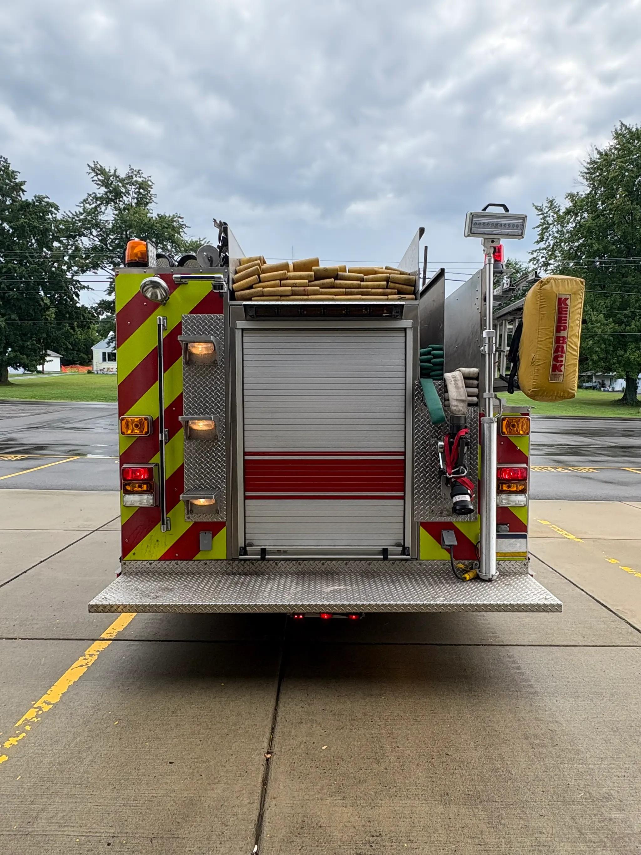 2005 Sutphen pumper - image 4