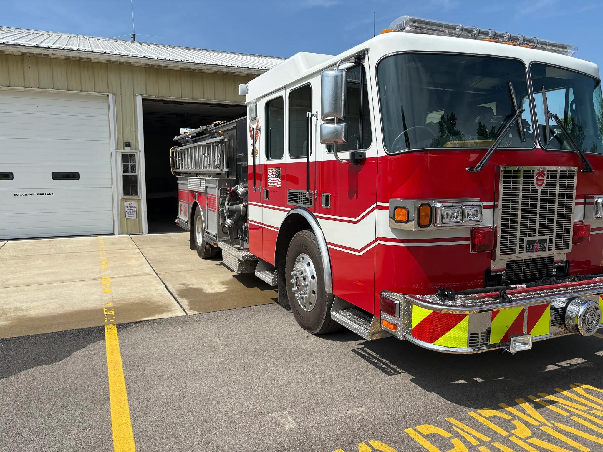 2005 Sutphen pumper - image 2
