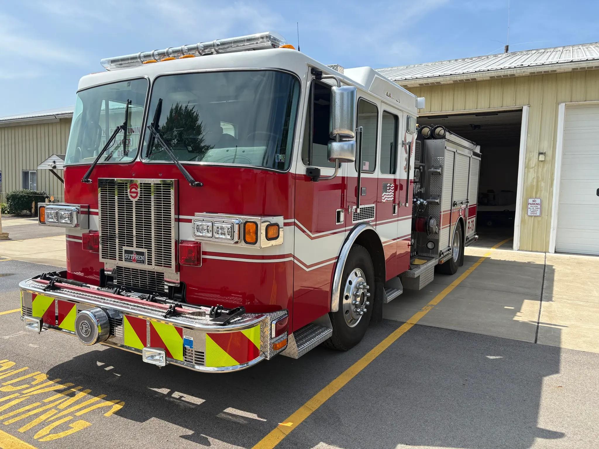 2005 Sutphen pumper - image 1