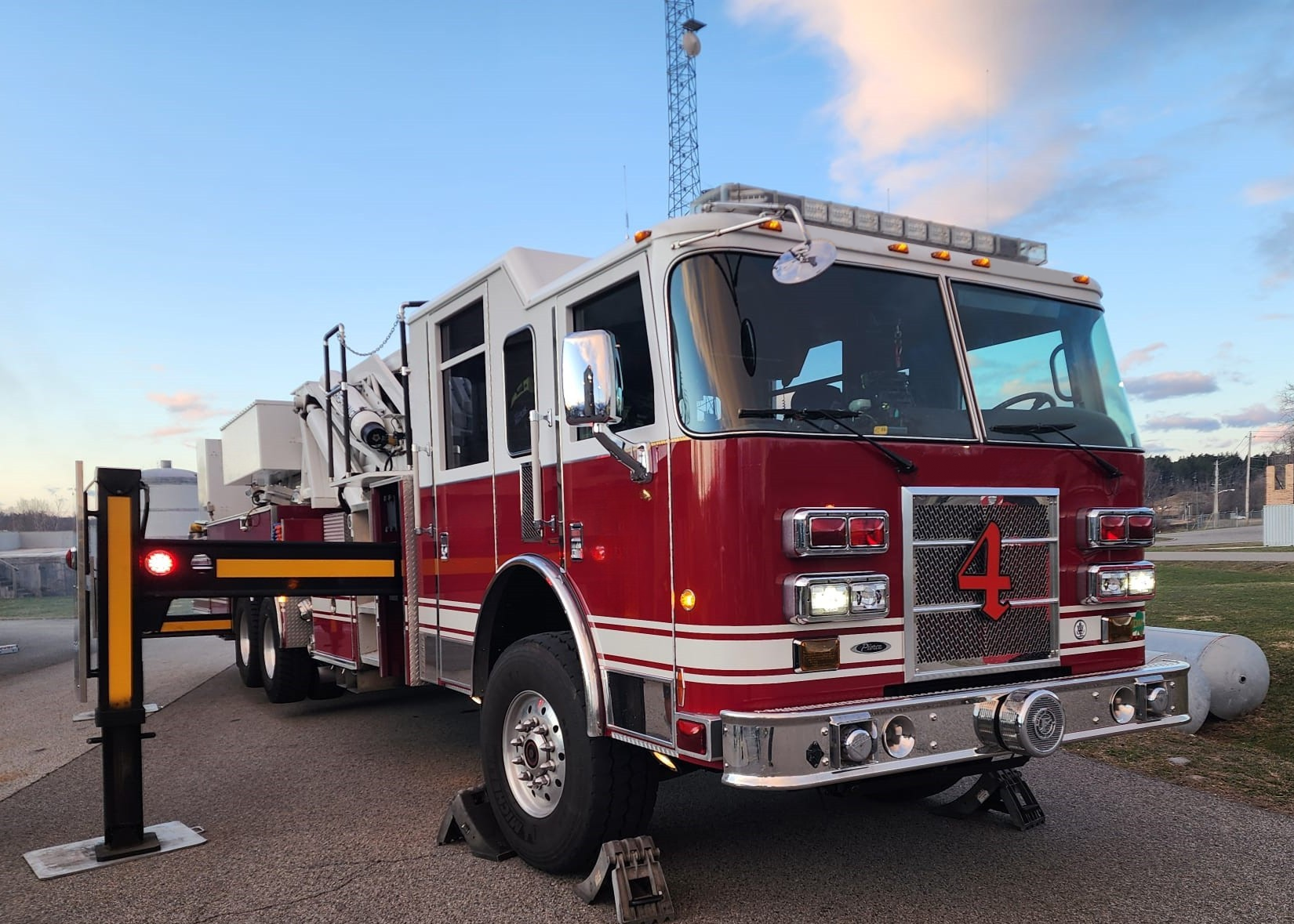 2004 95' Pierce Mid-Mount Tower - image 1