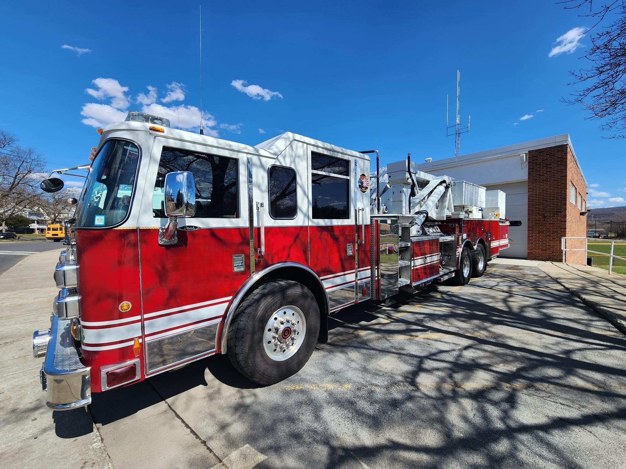 2004 95' Pierce Mid-Mount Tower - image 2