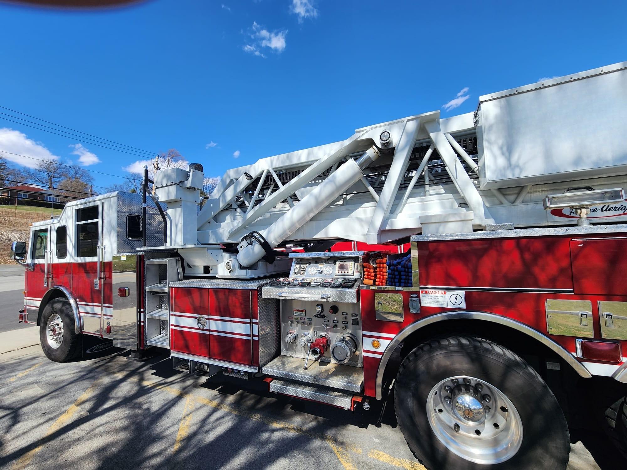 2004 95' Pierce Mid-Mount Tower - image 8
