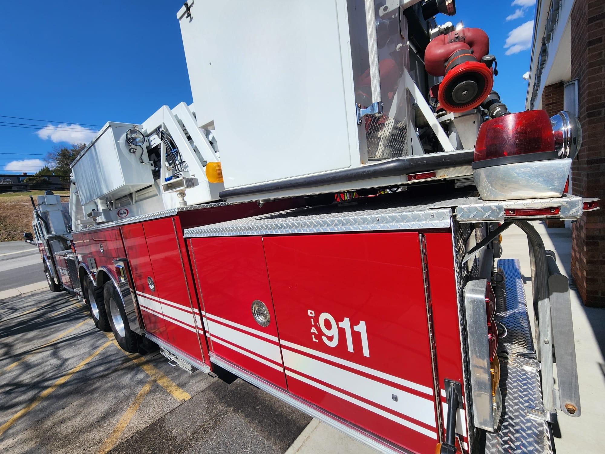 2004 95' Pierce Mid-Mount Tower - image 4