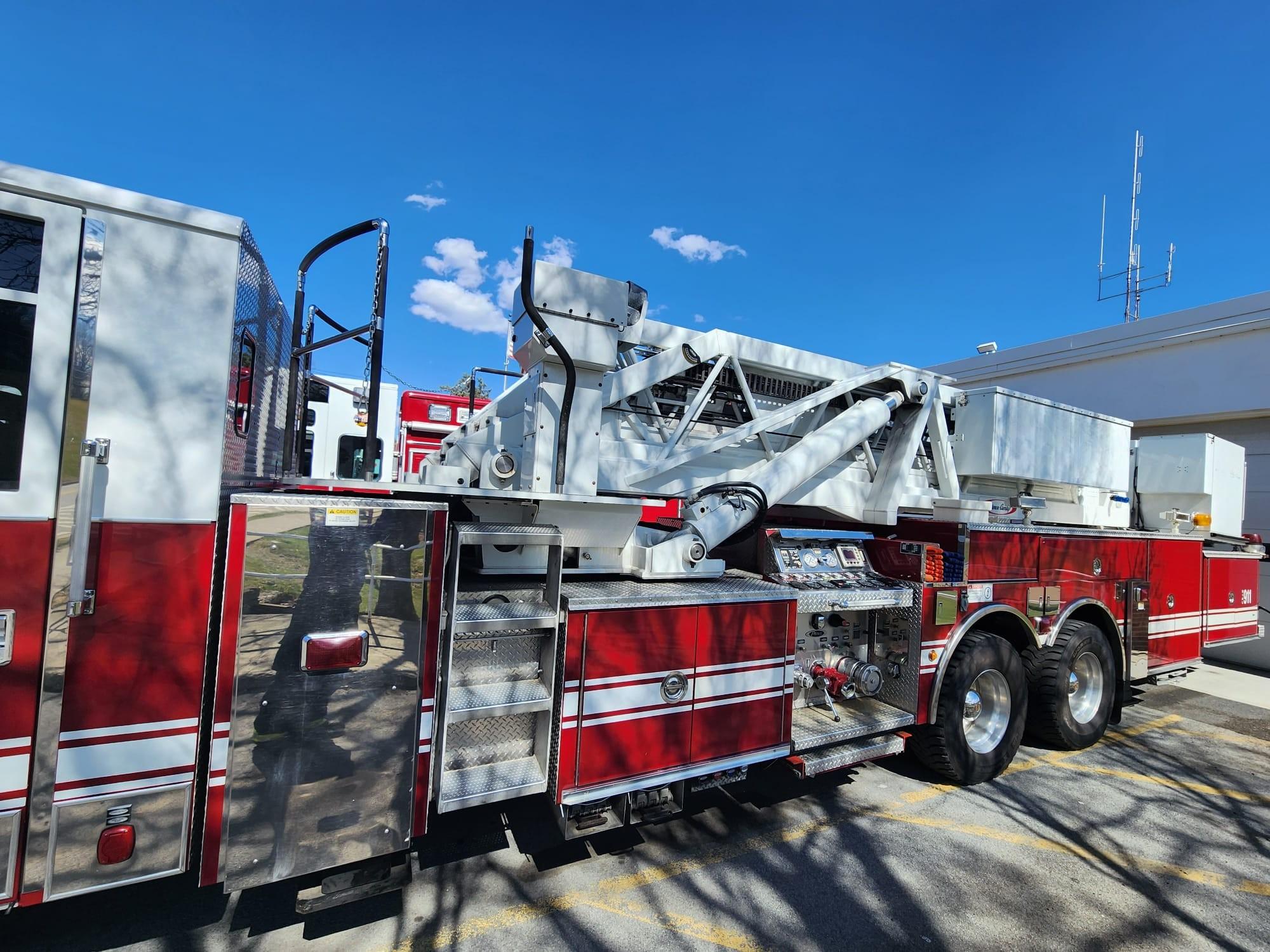2004 95' Pierce Mid-Mount Tower - image 3