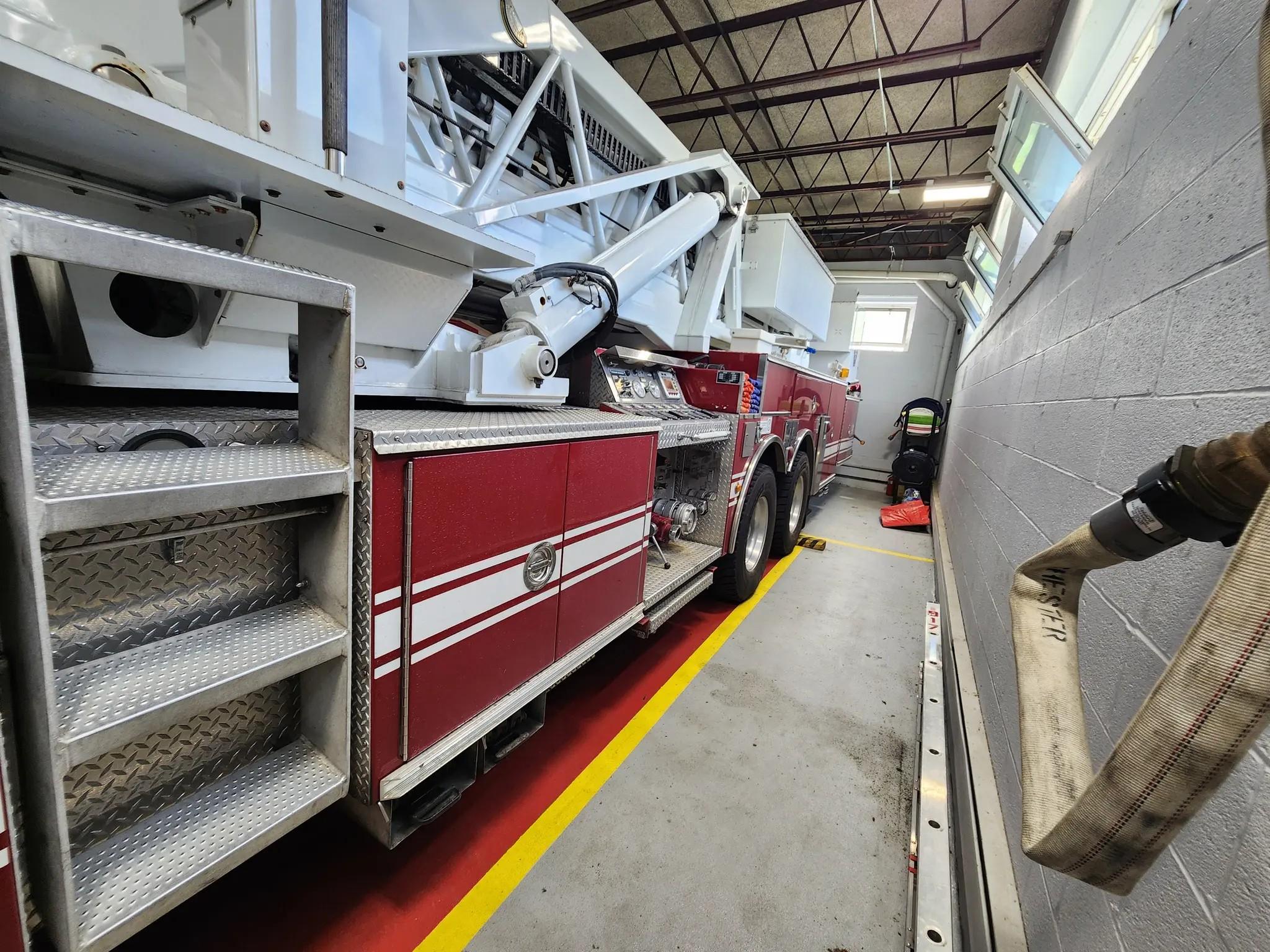 2004 95' Pierce Mid-Mount Tower - image 43