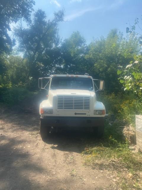 1998 International 4200 Dump Truck - image 2
