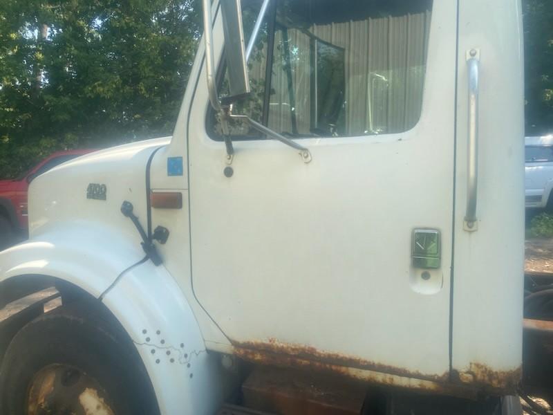 1998 International 4200 Dump Truck - image 3