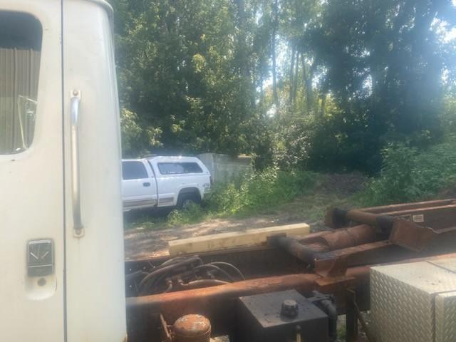 1998 International 4200 Dump Truck - image 9