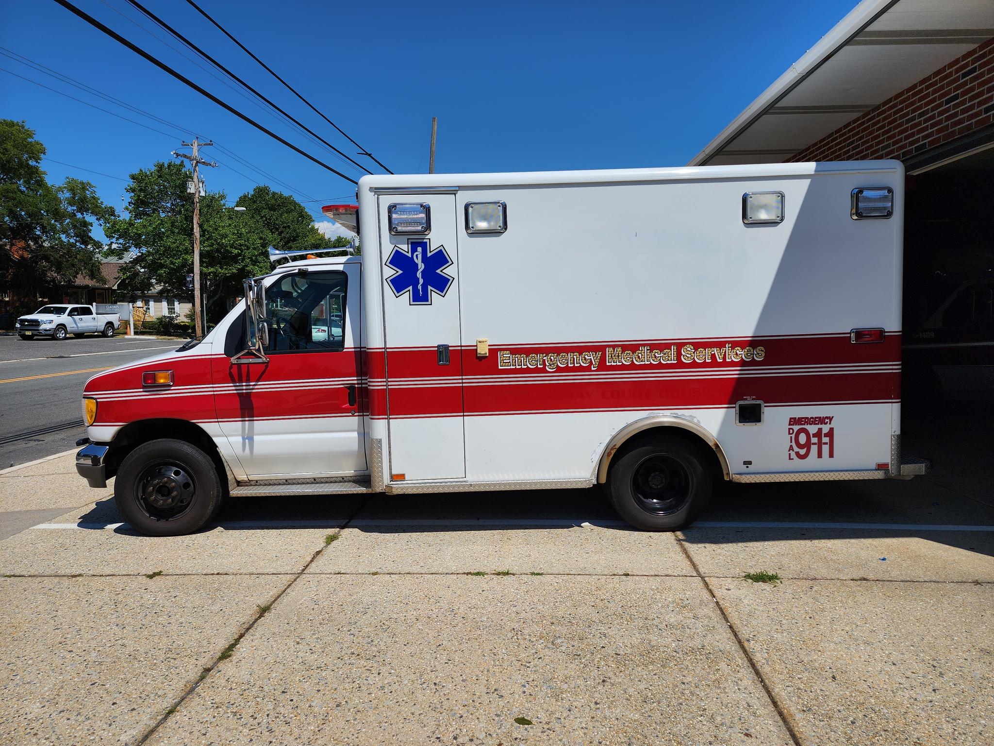 1995 Ford Horton E-350 diesel Type III Ambulance - image 2