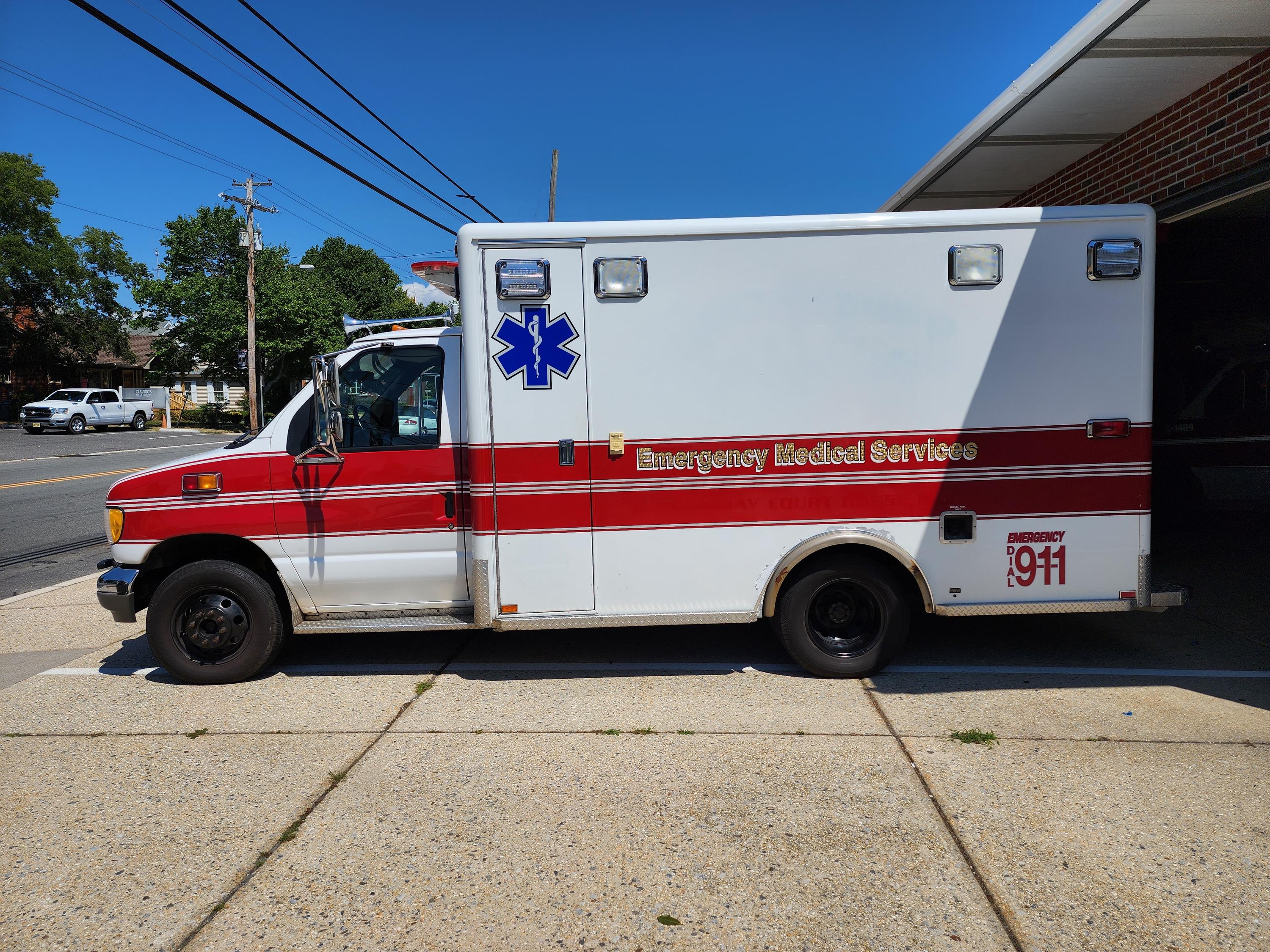 1995 Ford Horton E-350 diesel Type III Ambulance - image 2