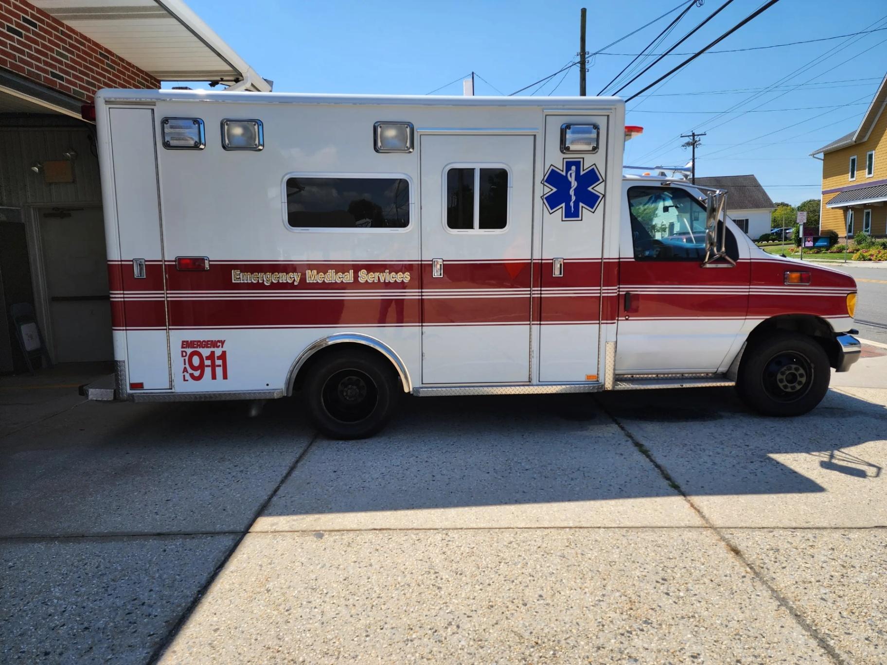 1995 Ford Horton E-350 diesel Type III Ambulance - image 4