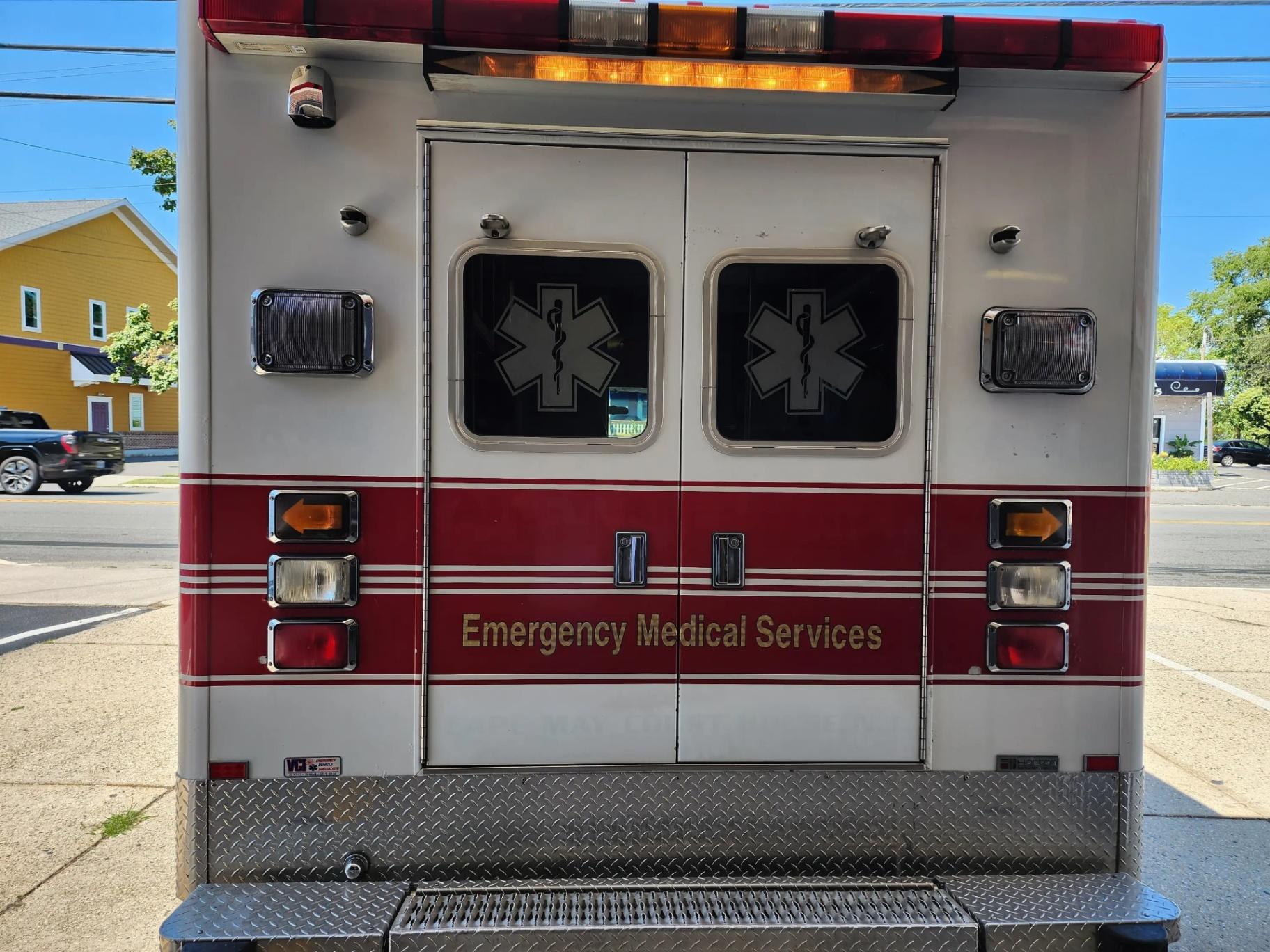 1995 Ford Horton E-350 diesel Type III Ambulance - image 3