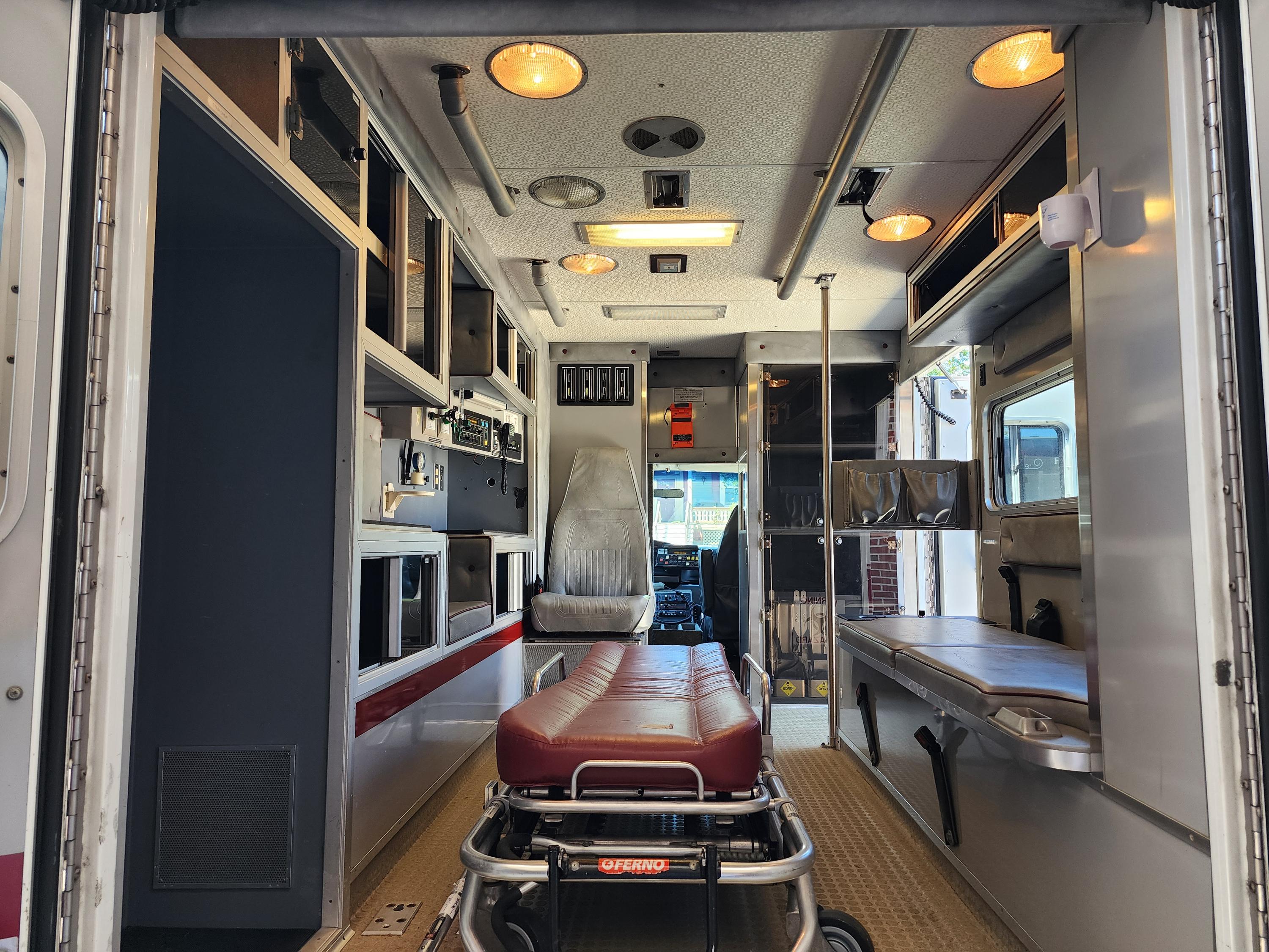 1995 Ford Horton E-350 diesel Type III Ambulance - image 8