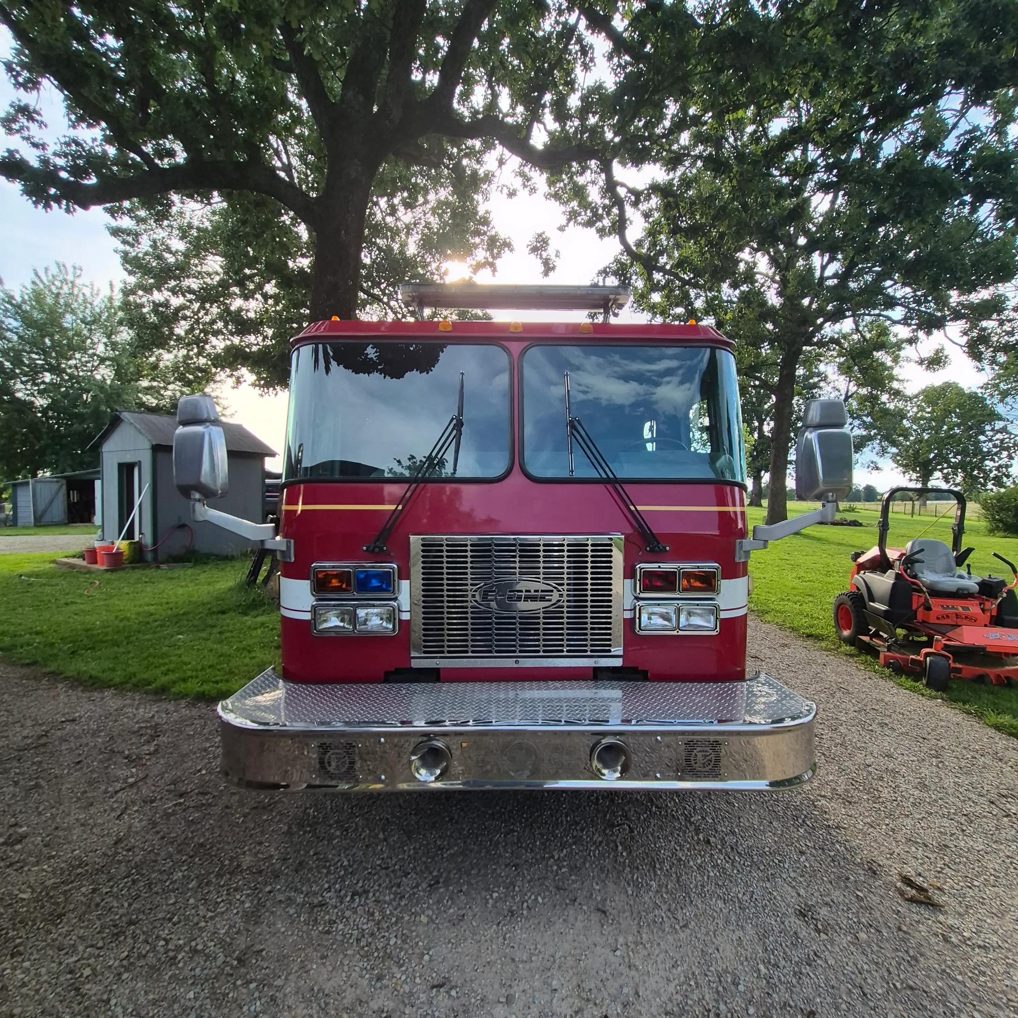 1996 E-One Cyclone Pumper - image 3