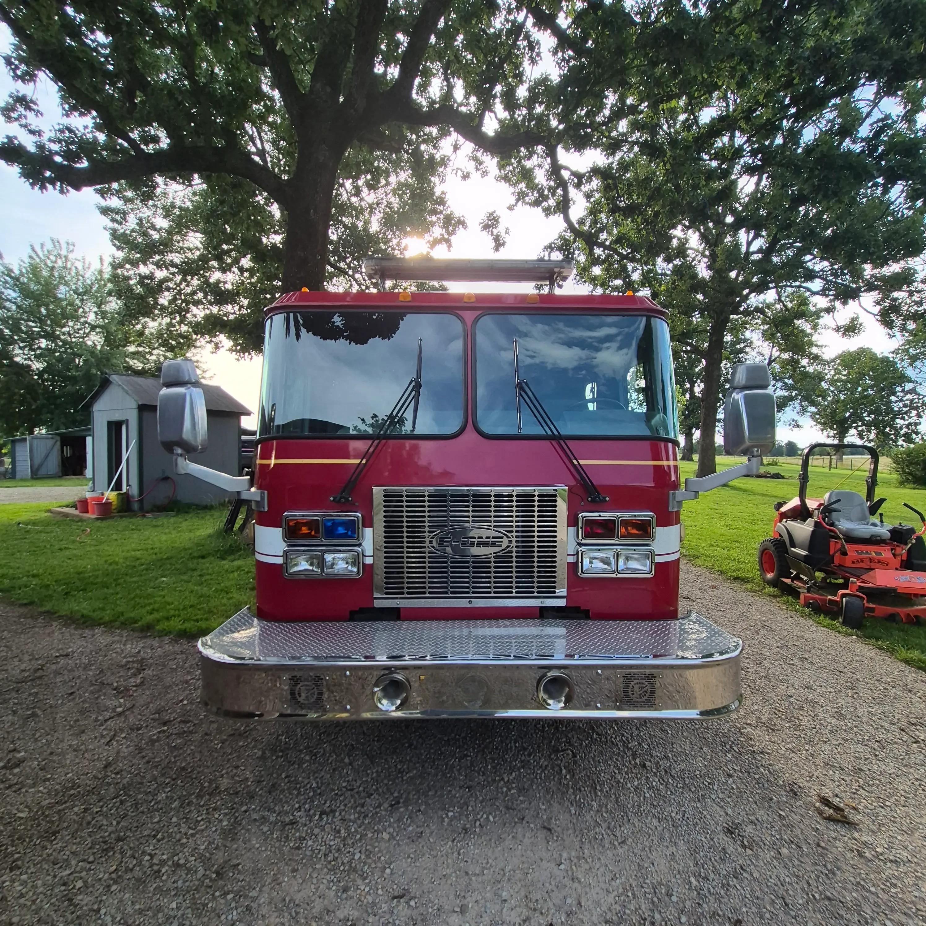 1996 E-One Cyclone Pumper - image 3