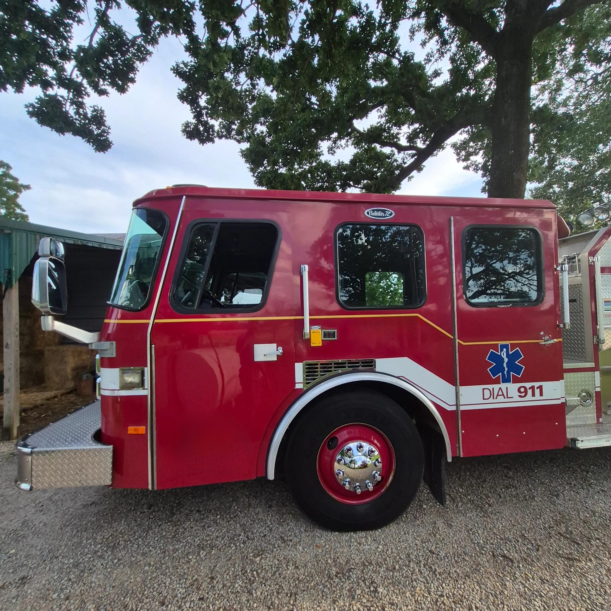 1996 E-One Cyclone Pumper - image 2