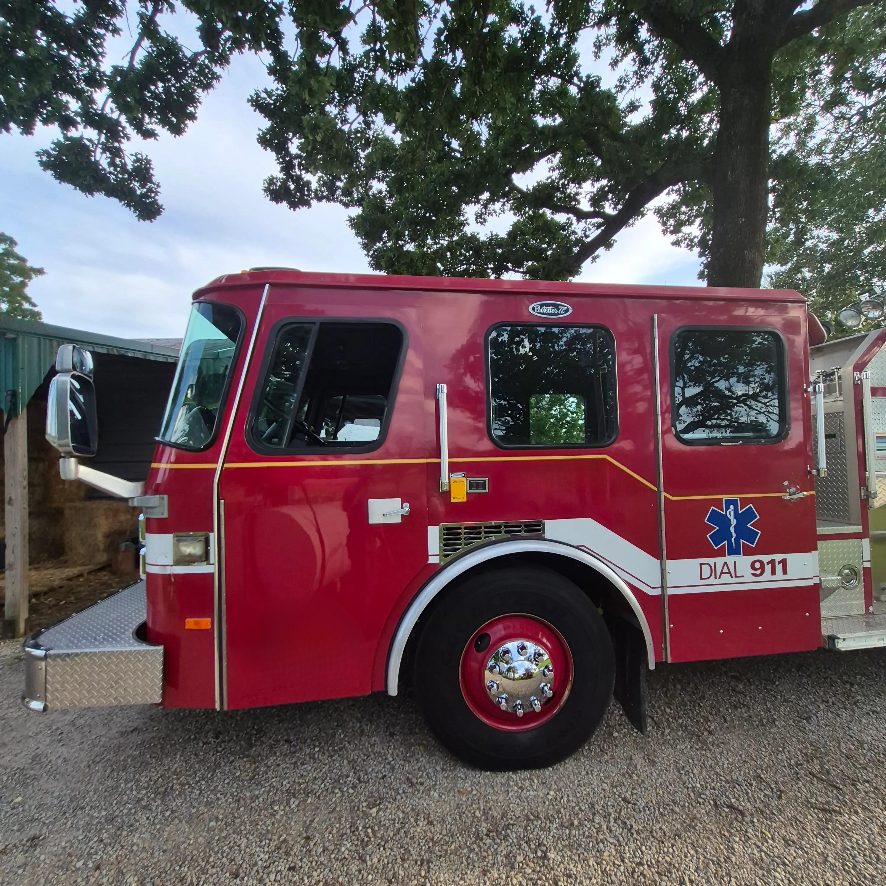 1996 E-One Cyclone Pumper - image 2