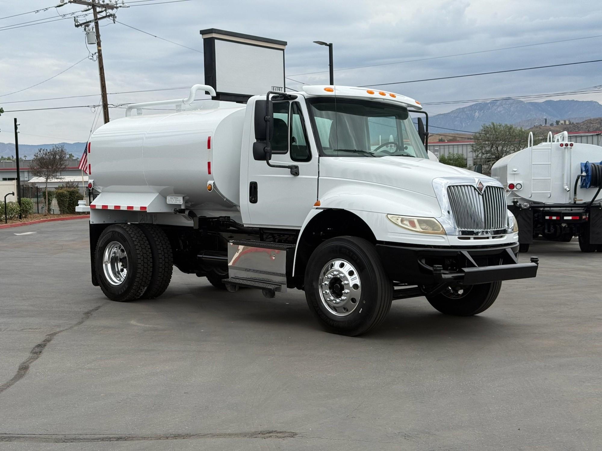 2015 International 4300 Tanker - image 1