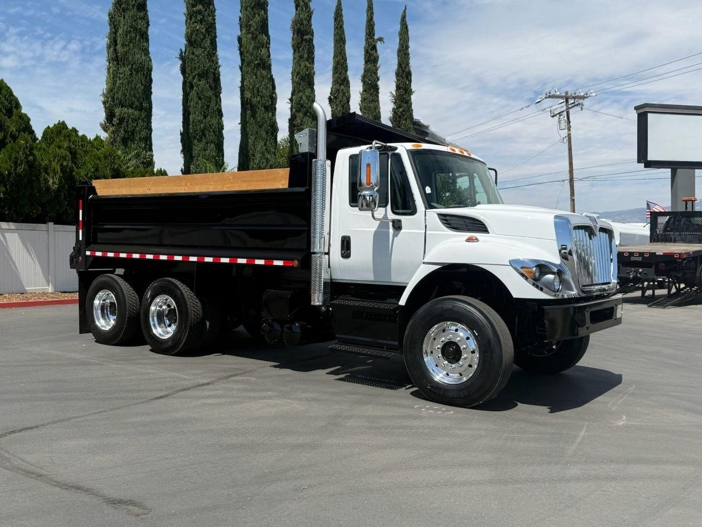 2018 International 7400 Dump Truck - image 2