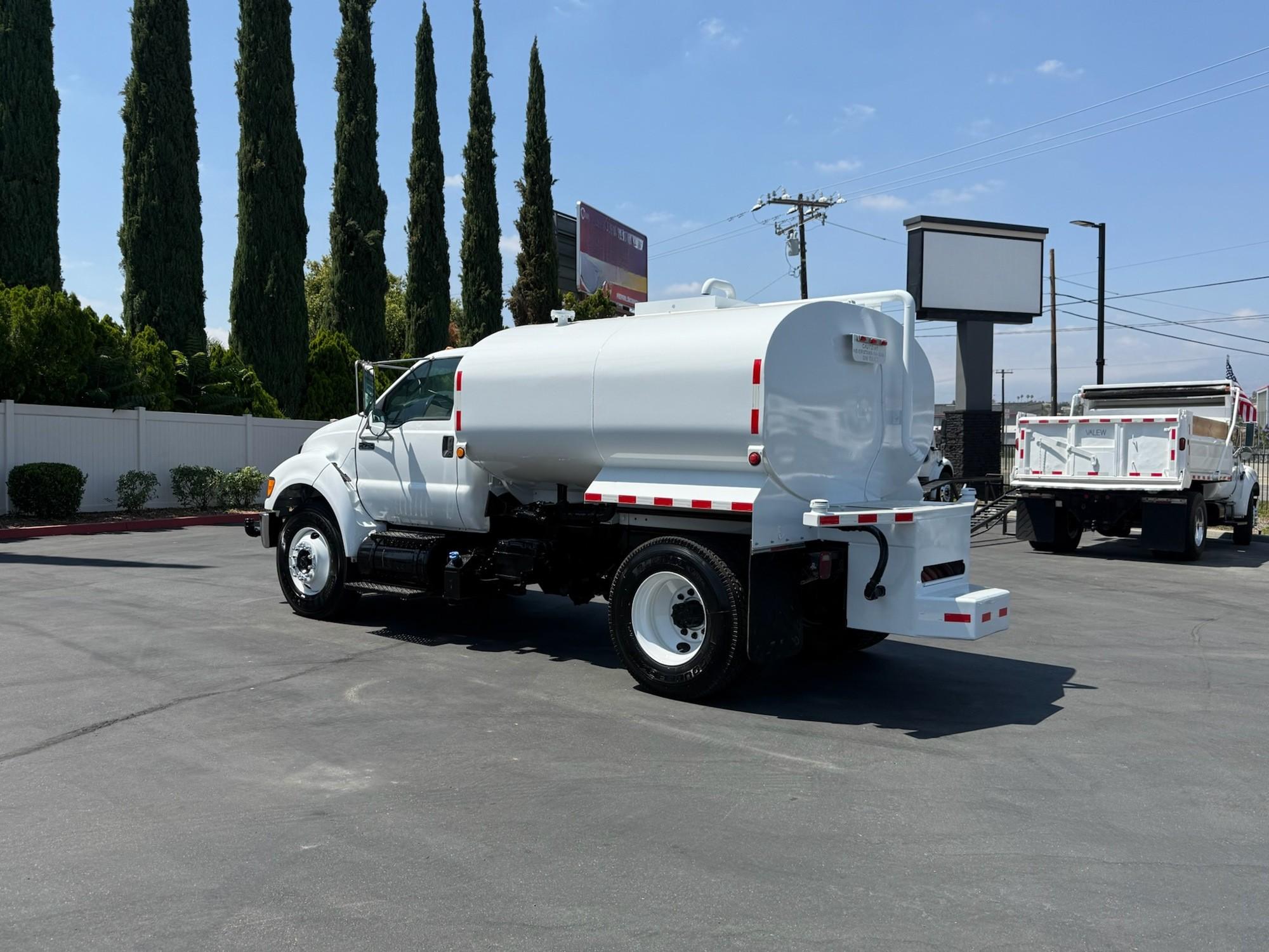 2015 Ford F750 Tanker - image 3