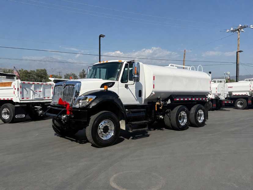 2010 International 7400 Tanker — photo 3