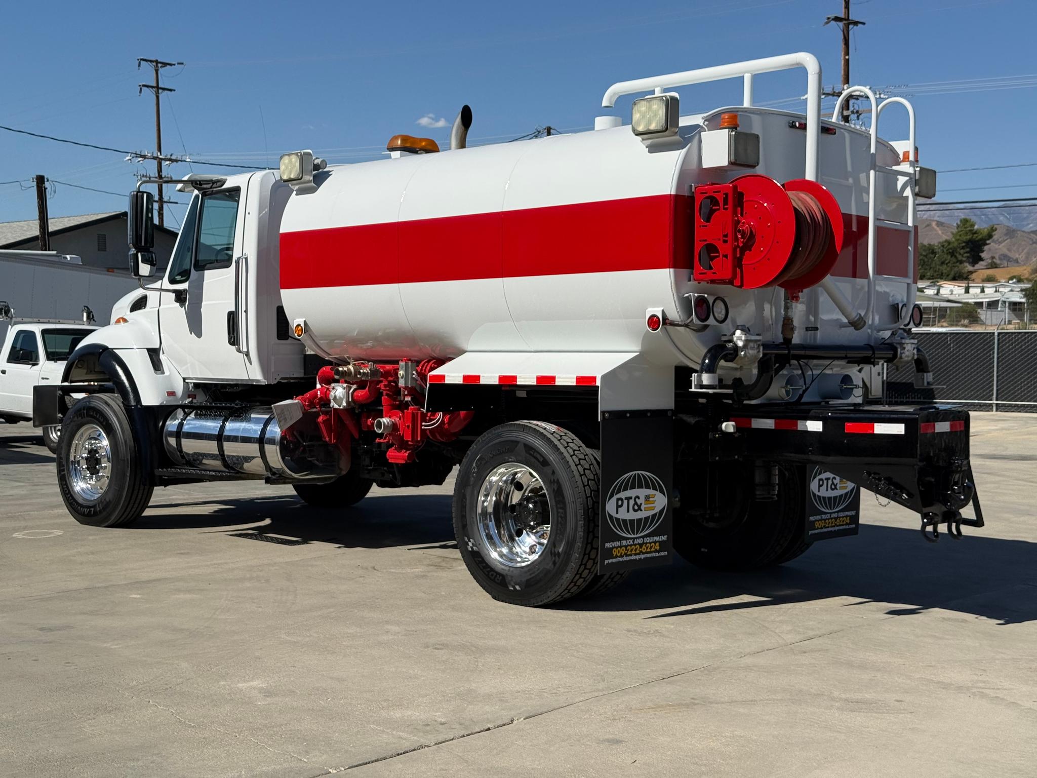 2006 International 4x4 Tanker - image 3