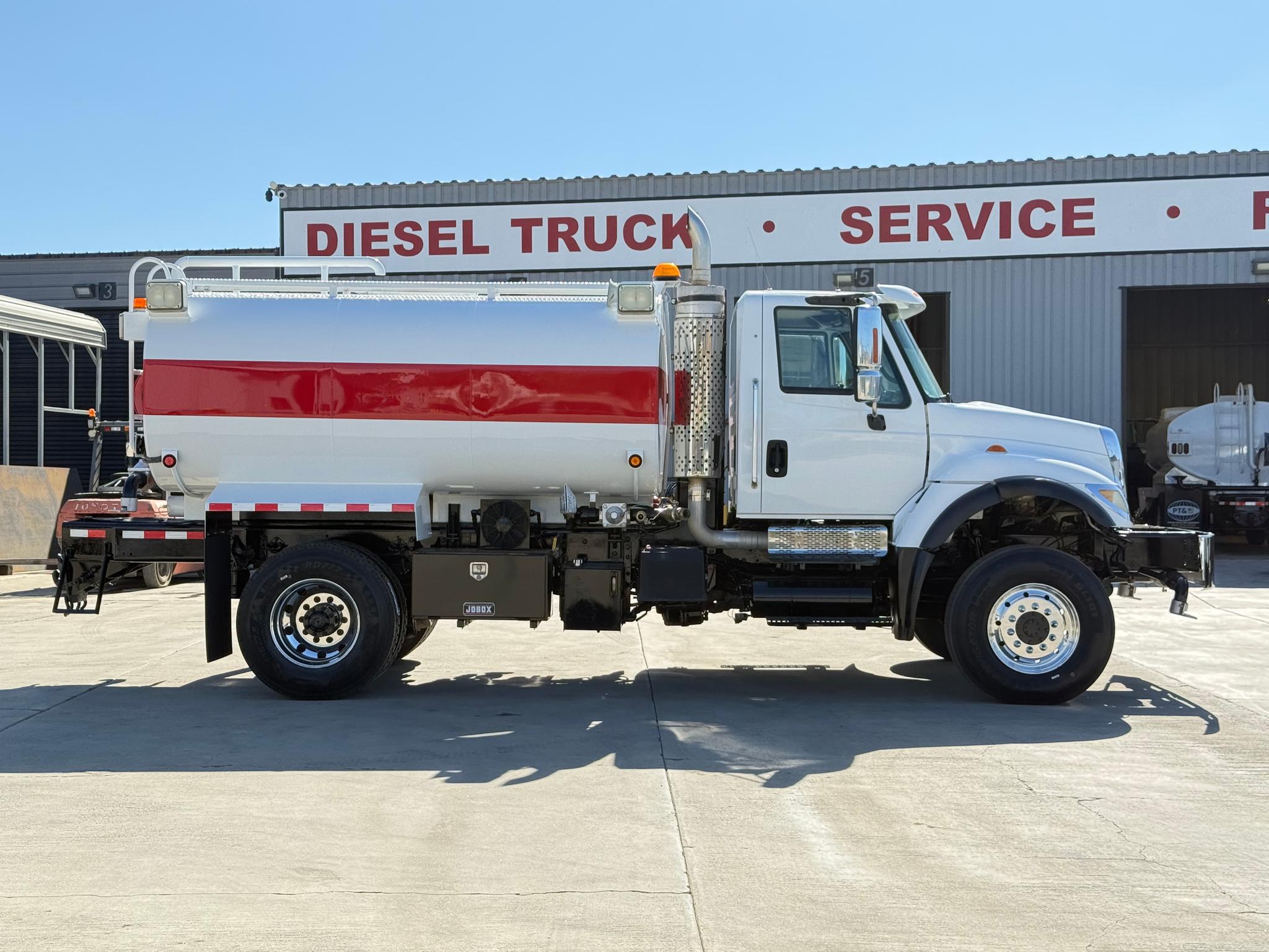 2006 International 4x4 Tanker - image 4