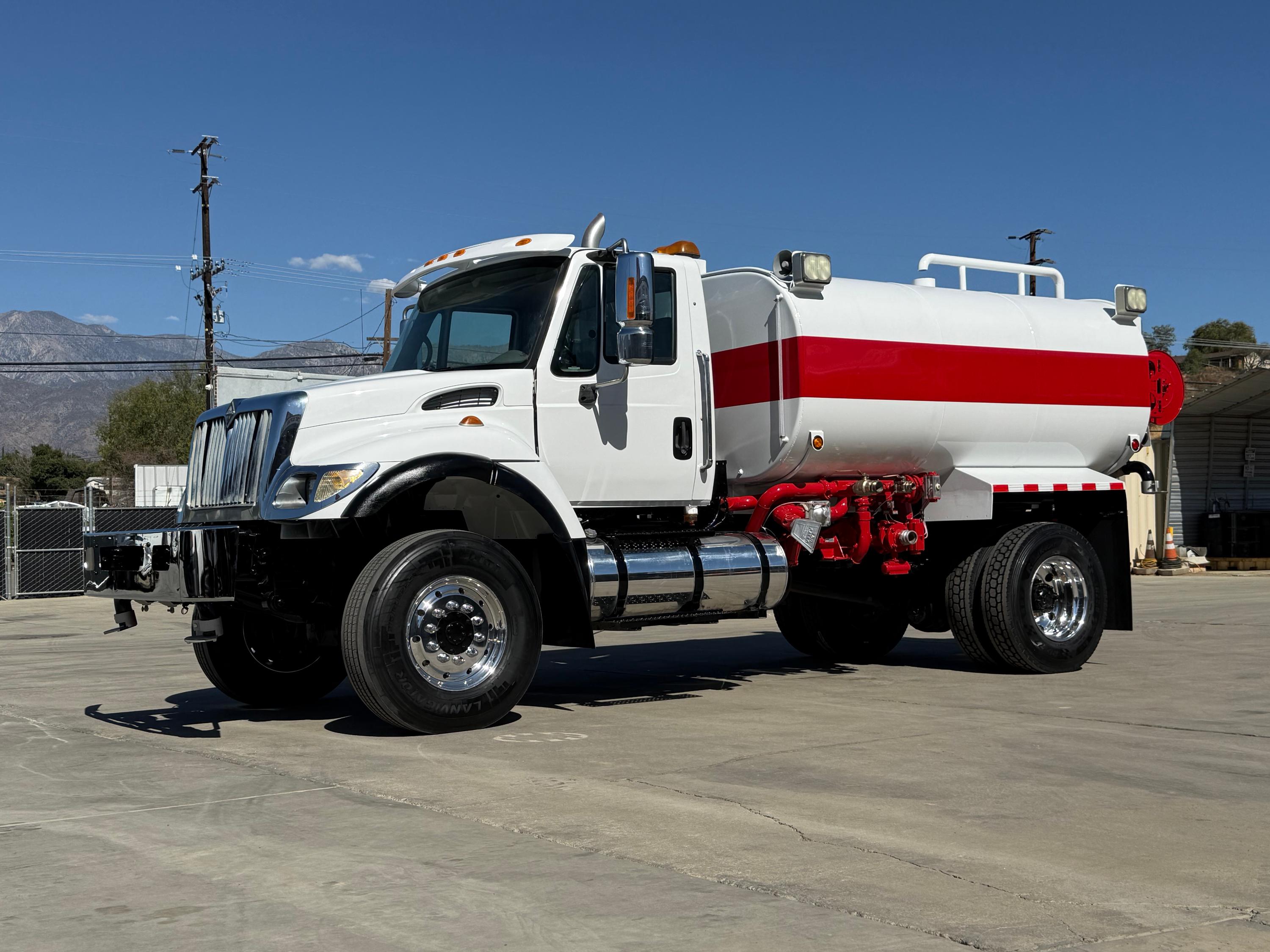 2006 International 4x4 Tanker - image 20