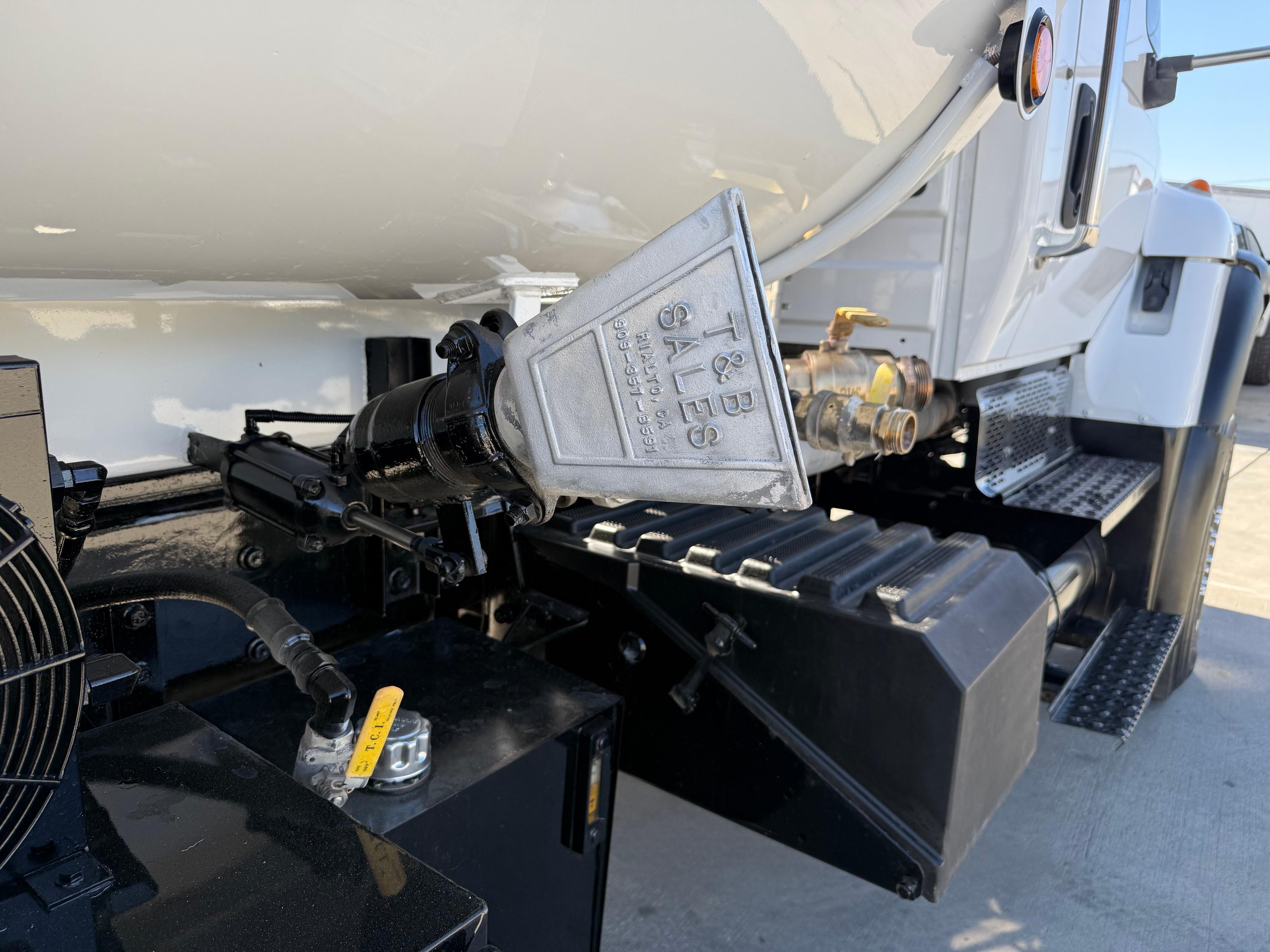 2006 International 4x4 Tanker - image 10