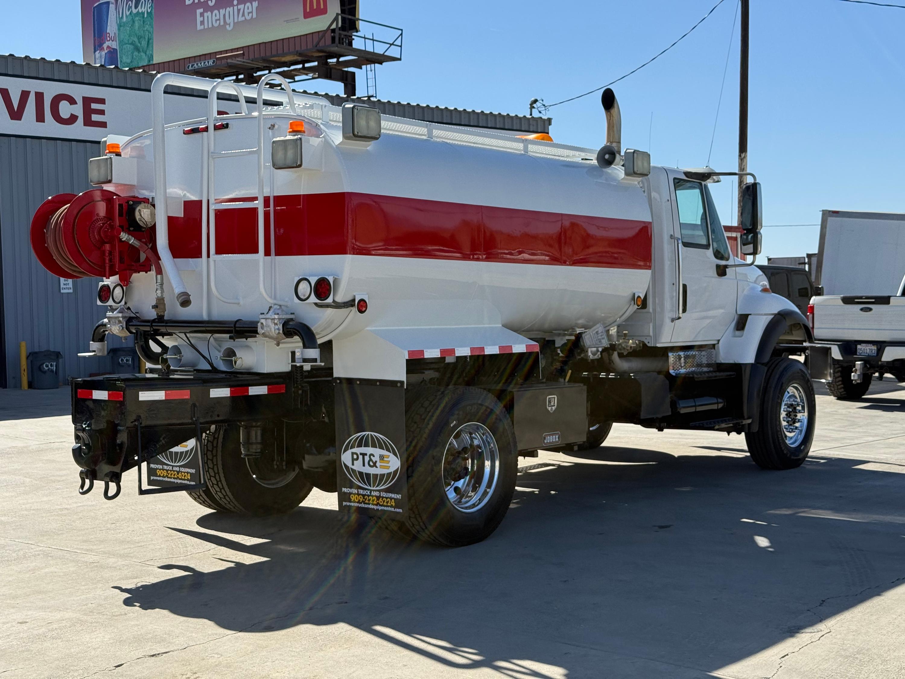 2006 International 4x4 Tanker - image 21