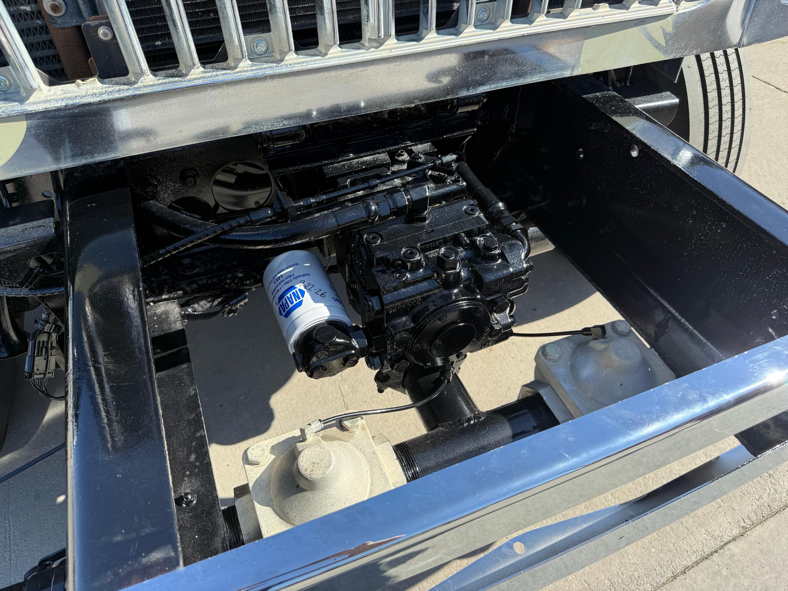 2006 International 4x4 Tanker - image 23