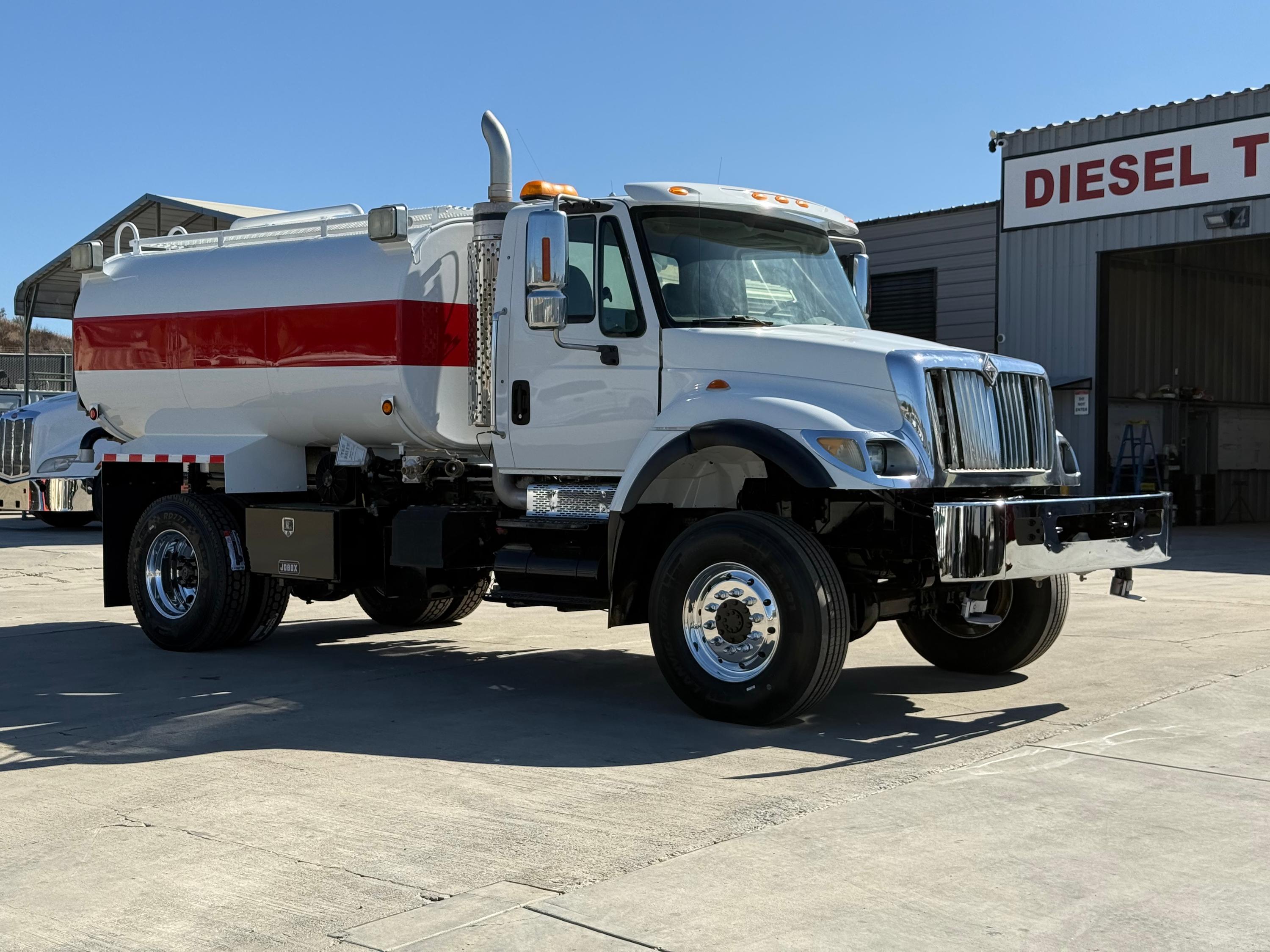 2006 International 4x4 Tanker - image 1